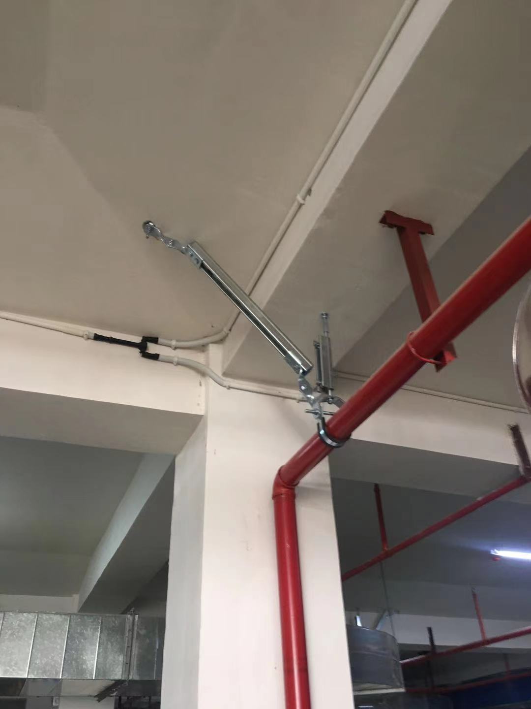 消防管道侧向抗震支架